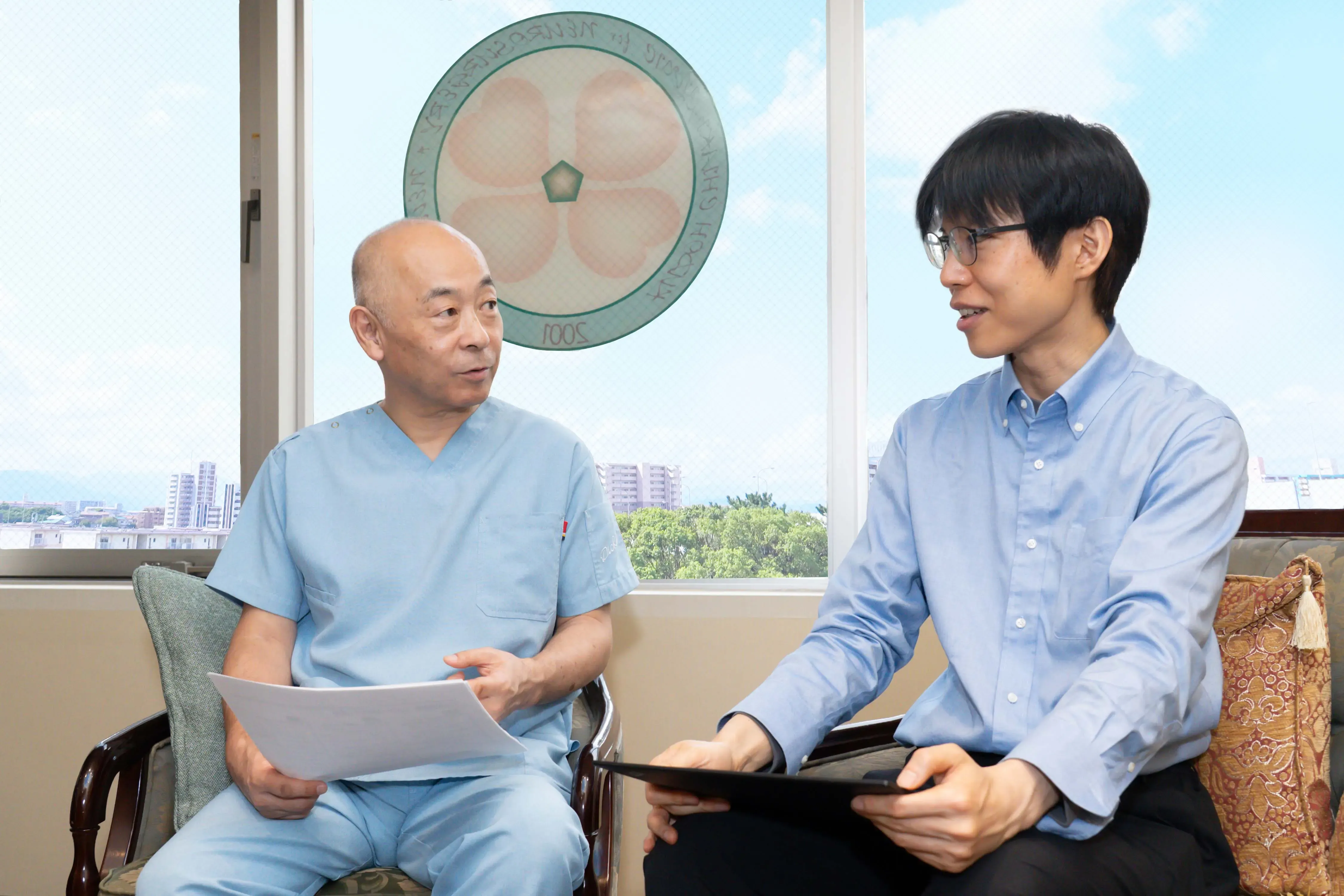 院長とIT担当者が未来について語り合う様子